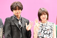 映画「知らないカノジョ」完成披露試写会の様子。左から中島健人、milet