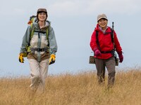 「てっぺんの向こうにあなたがいる」メイキング写真。左から天海祐希、吉永小百合