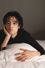 「窪塚愛流1st写真集 Lila」カバー裏面ビジュアル