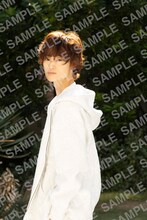 「窪塚愛流1st写真集 Lila」購入特典となる限定生写真のビジュアル（楽天ブックス）