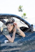 「窪塚愛流1st写真集 Lila」購入特典となる限定生写真のビジュアル（紀伊國屋書店）