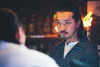 金子ノブアキ演じるバーの謎多き主人・大迫裕次郎