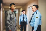 一ノ瀬ワタル演じる少年院の看守(右)