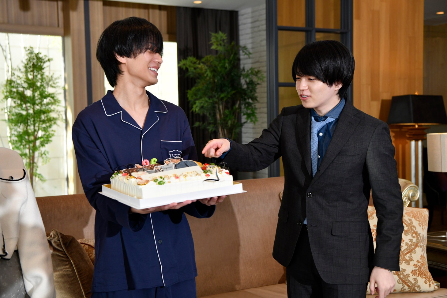 永瀬廉（左）へのバースデーサプライズにて「僕がもらったケーキより豪華」とツッコミを入れる西畑大吾（右）