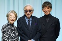 左から倍賞千恵子、山田洋次、木村拓哉