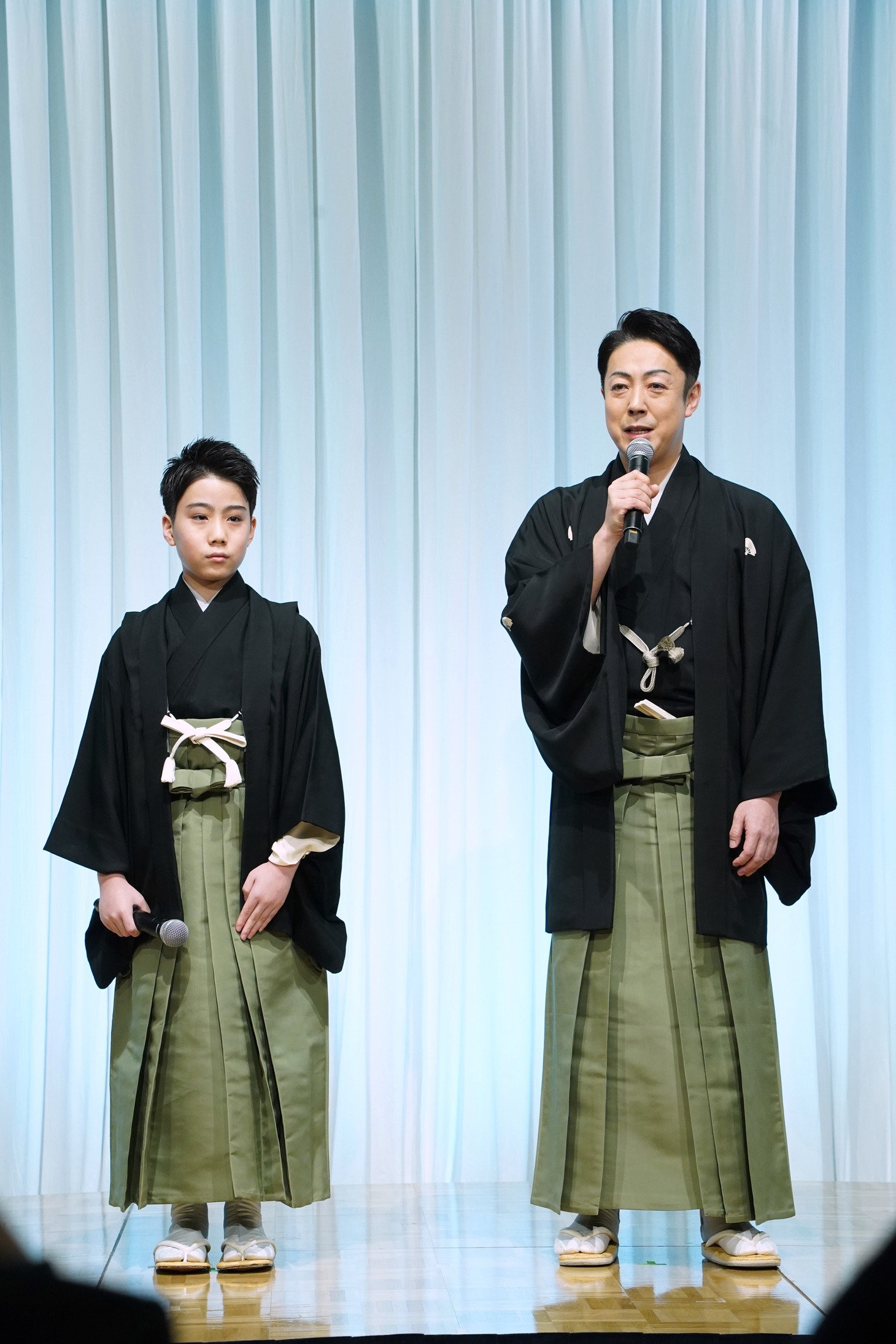 左から尾上丑之助、尾上菊之助