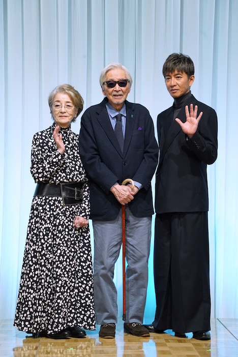 左から倍賞千恵子、山田洋次、木村拓哉