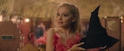 「ウィキッド ふたりの魔女」より、アリアナ・グランデ © Universal Studios. All Rights Reserved.