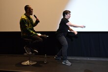 本編でカットされたアクションシーンを再現する谷垣健治（右）