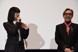 深川麻衣（左）と田口トモロヲ（右）