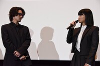 深川麻衣（右）と若葉竜也（左）