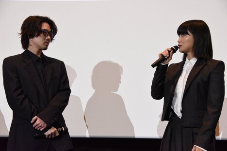 深川麻衣(右)と若葉竜也(左)