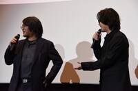 質問を最初に振られて戸惑う城定秀夫（左）と、若葉竜也（右）