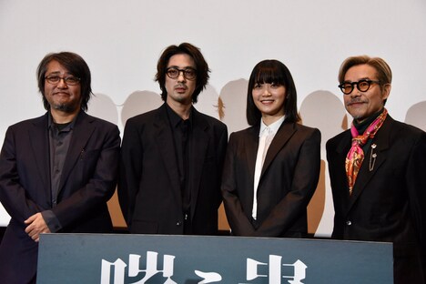 「嗤う蟲」公開記念舞台挨拶の様子。左から城定秀夫、若葉竜也、深川麻衣、田口トモロヲ
