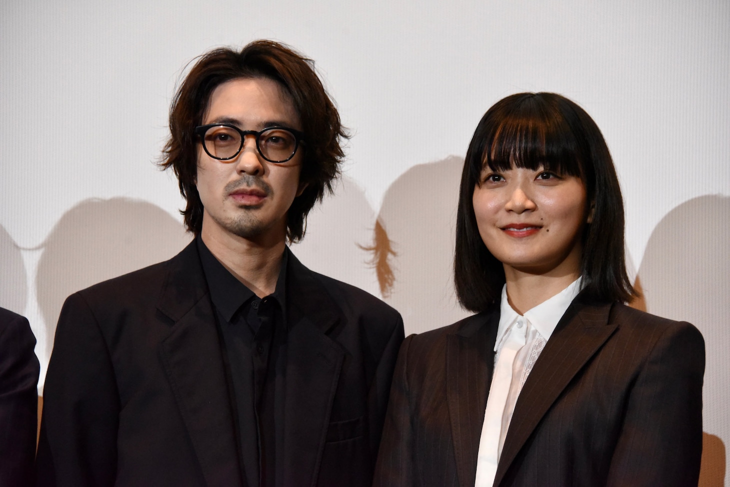 左から若葉竜也、深川麻衣