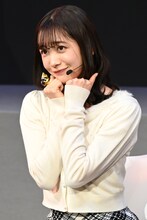 ポーズを決める今森茉耶