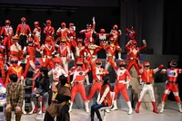 ポーズを決める歴代のレッドたち