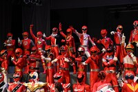 ポーズを決める歴代のレッドたち