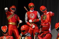 左からガオレッド、ハリケンレッド、アバレッド