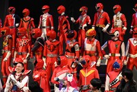 一斉にMCのほうを向く歴代のレッドたち