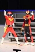 左からアカレンジャー、ゴジュウウルフ