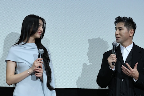 左からKoki,、本木雅弘