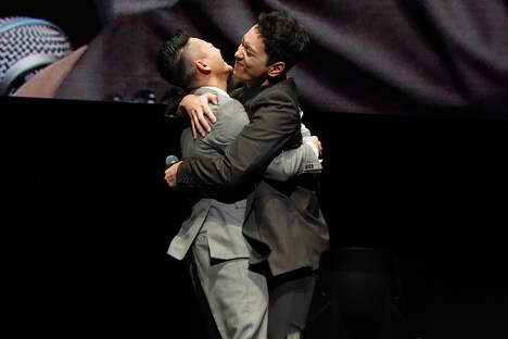 きつく抱擁する三山凌輝（左）、ファン・チャンソン（右）