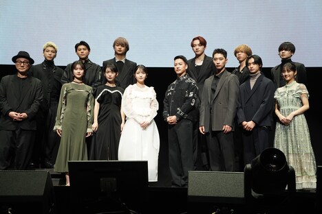 前列左から内田英治、永田凜、穂志もえか、久保史緒里、三山凌輝、ファン・チャンソン、北島岬、竹下優名。後列左からSHUNTO、LEO、JUNON、SOTA、RYUHEI、MANATO