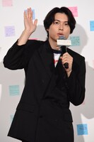 「静岡の皆さん元気ですか？」と手を振る松村北斗