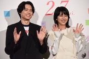 左から松村北斗、松たか子