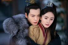 中国ドラマ「斛珠＜コクジュ＞夫人～真珠の涙～」より、左からウィリアム・チャン（陳偉霆）演じる方諸、ヤン・ミー（楊冪）演じる方海市 / 葉海市 ©Shenzhen Tencent Computer Systems Company Limited