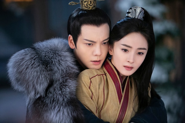 中国ドラマ「斛珠＜コクジュ＞夫人～真珠の涙～」より、左からウィリアム・チャン（陳偉霆）演じる方諸、ヤン・ミー（楊冪）演じる方海市 / 葉海市 ©Shenzhen Tencent Computer Systems Company Limited