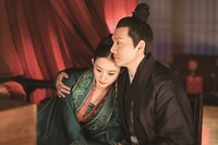 中国ドラマ「明蘭～才媛の春～」より、左からチャオ・リーイン（趙麗穎）演じる盛明蘭、ウィリアム・フォン（馮紹峰）演じる顧廷燁 © Daylight Entertainment CO.,LTD