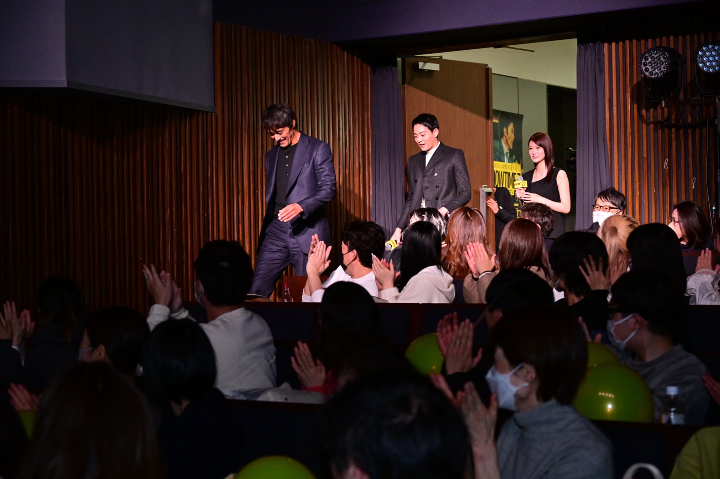 「ショウタイムセブン」特別体験型試写会より、観客席後方から登場するキャスト一同