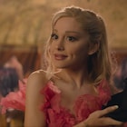 アリアナ・グランデ「ポピュラー」の舞台裏、「ウィキッド」新映像が公開