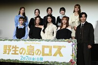 「野生の島のロズ」スペシャルイベントの様子。前列左からRIKU、MAKO、RIMA、MAYUKA、鈴木福。後列左からAYAKA、RIO、MAYA、MIIHI、NINA