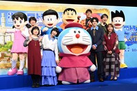 「映画ドラえもん のび太の絵世界物語」完成報告会の様子。前列左から寺本幸代、水田わさび、ドラえもん、鈴鹿央士、藤本美貴。後列左からしずか、かかずゆみ、のび太、ジャイアン、木村昴、関智一、スネ夫
