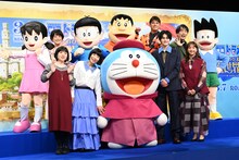 「映画ドラえもん のび太の絵世界物語」完成報告会の様子。前列左から寺本幸代、水田わさび、ドラえもん、鈴鹿央士、藤本美貴。後列左からしずか、かかずゆみ、のび太、ジャイアン、木村昴、関智一、スネ夫