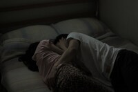 「眠れぬ夜」場面写真 ©mocushura