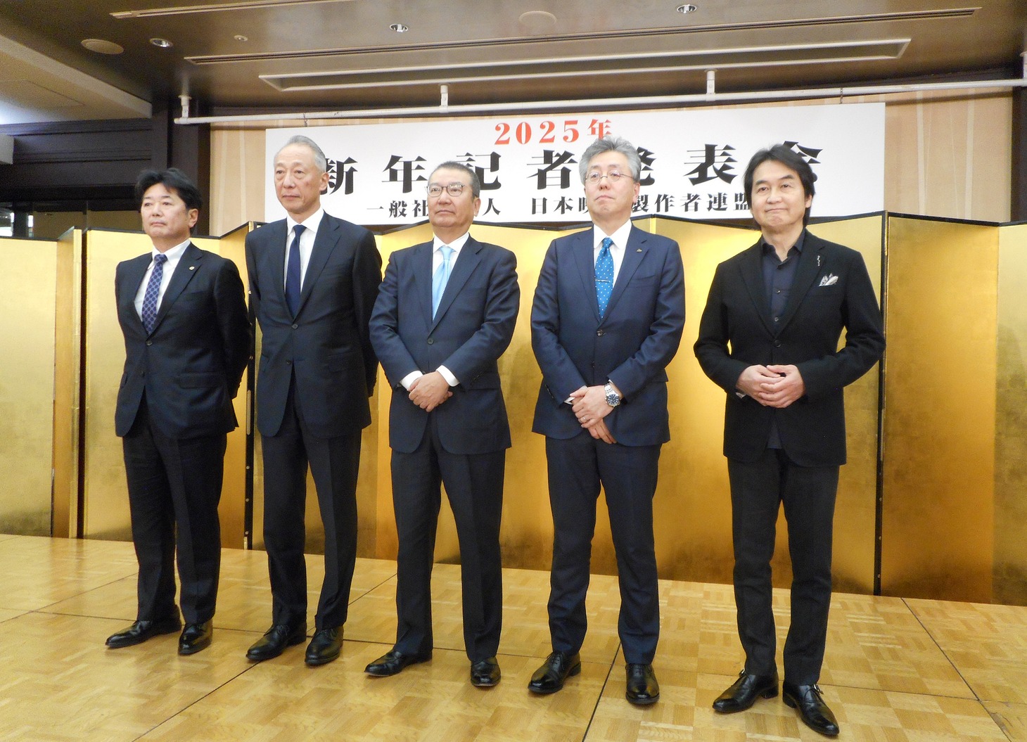 映連による新年記者発表会見の様子。左から高橋敏弘（松竹）、松岡宏泰（東宝）、島谷能成（映連 / 東宝）、吉村文雄（東映）、夏野剛（KADOKAWA）。