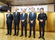 映連による新年記者発表会見の様子。左から高橋敏弘(松竹)、松岡宏泰(東宝)、島谷能成(映連 / 東宝)、吉村文雄(東映)、夏野剛(KADOKAWA)。