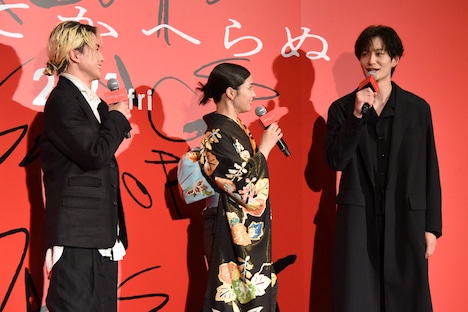 左から木戸大聖、広瀬すず、岡田将生