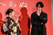 左から広瀬すず、岡田将生