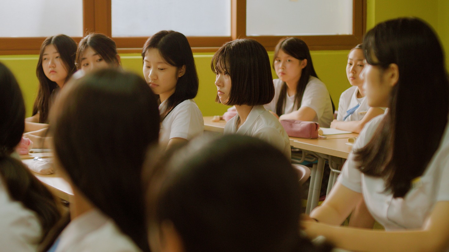 「ヘンゼル：2枚の制服スカート」場面写真 ©︎Hansel: Two School Skirts