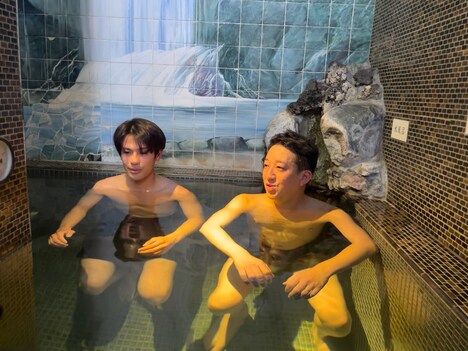 高橋茂雄(右)にアドバイスをもらって水風呂に挑戦した森崎ウィン(左)