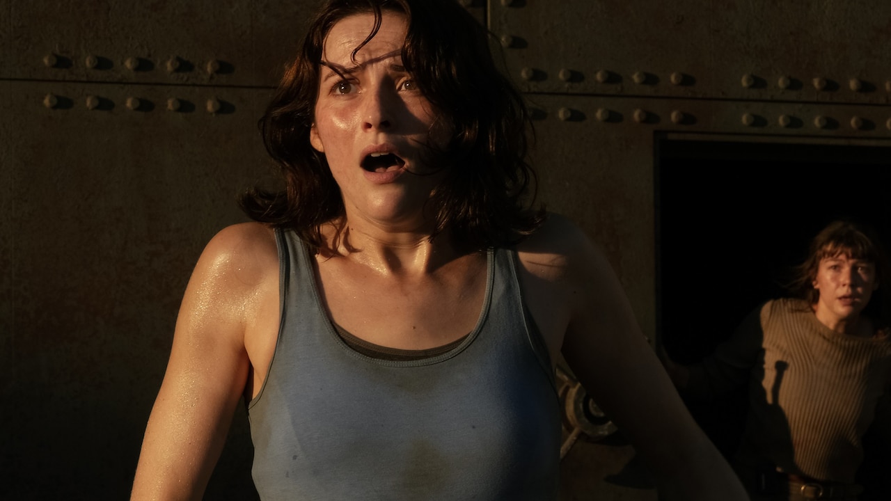 衝撃の光景に立ち尽くす…海外ドラマ「THE HEAD」Season3、第5・6話の場面写真