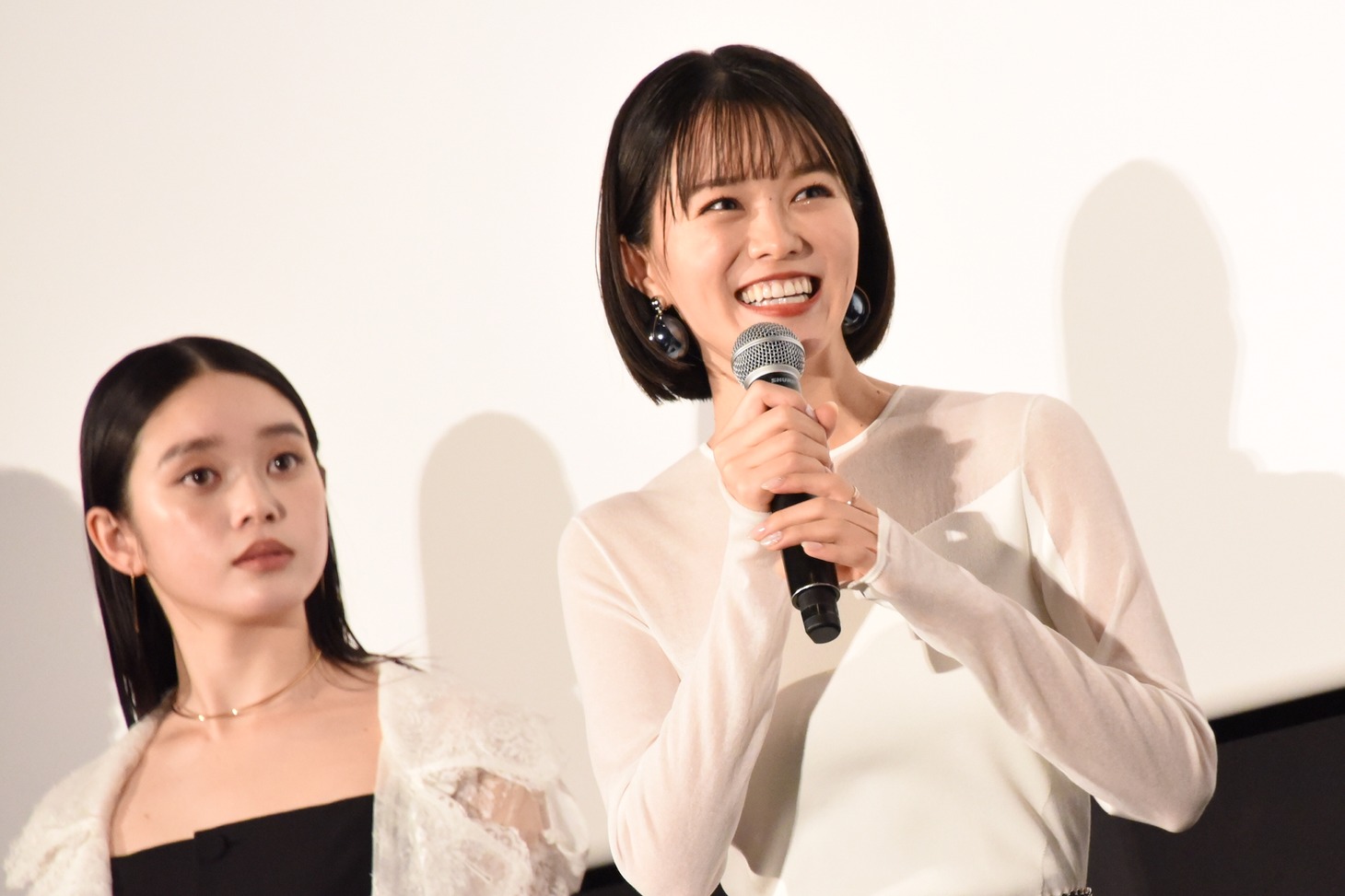 志田彩良（右）