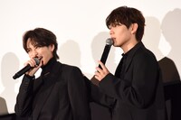 「遺書、公開。」初日舞台挨拶より、じゃれ合う吉野北人（左）と宮世琉弥（右）