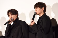 「遺書、公開。」初日舞台挨拶より、じゃれ合う吉野北人（左）と宮世琉弥（右）