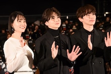 左から志田彩良、吉野北人、宮世琉弥